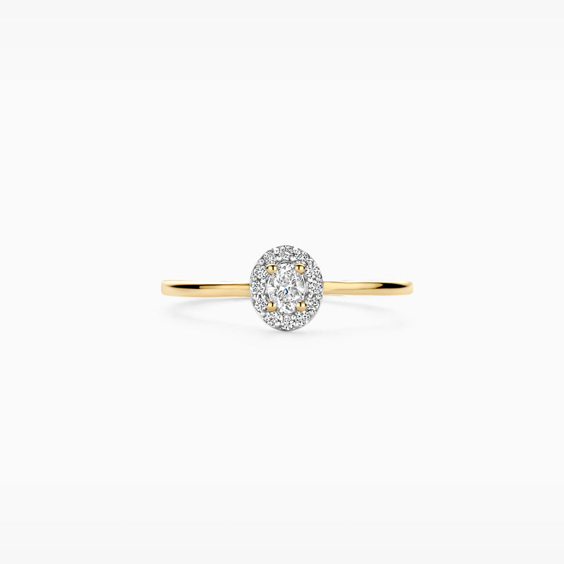 14k geelgouden ring met kleine ovale lab diamond cluster en smalle band.