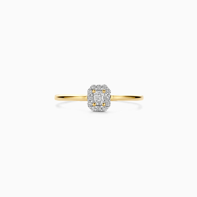 14k geelgouden ring met een vierkante cluster van lab diamanten en fijne band.