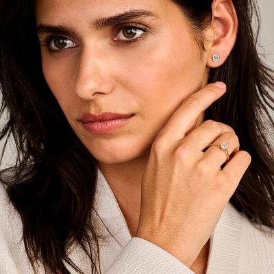 14k geelgouden ring met kleine Lab Diamond, gerecycled goud, subtiel design.