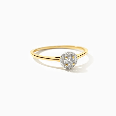 14k geelgouden ring met ronde cluster van lab diamanten en dunne band.