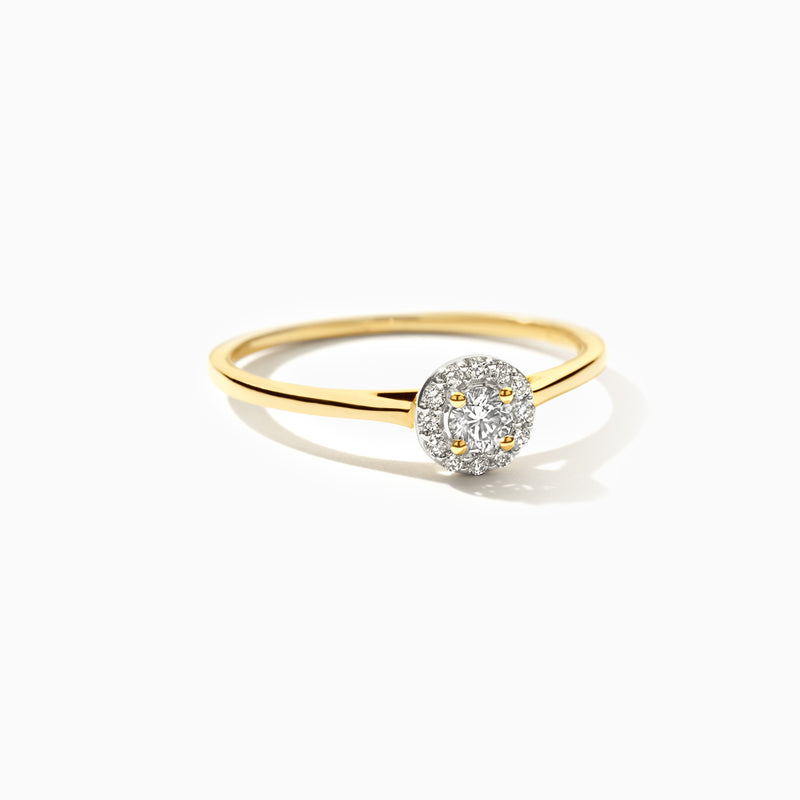 14k geelgouden ring met ronde cluster van lab diamanten en dunne band.