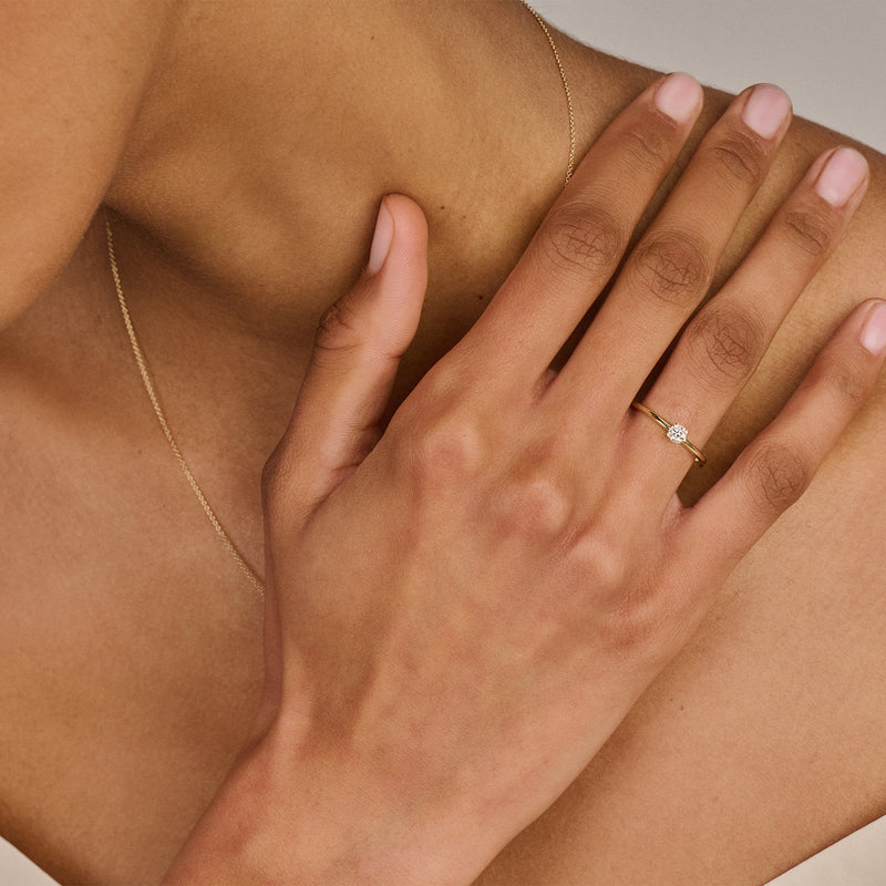 14k goud solitair ring met lab diamond, kleine aanschuifring, gerecycled goud.