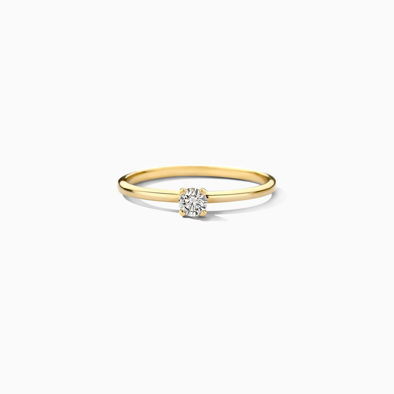 14k goud solitair ring met ronde lab diamant en slank bandje.