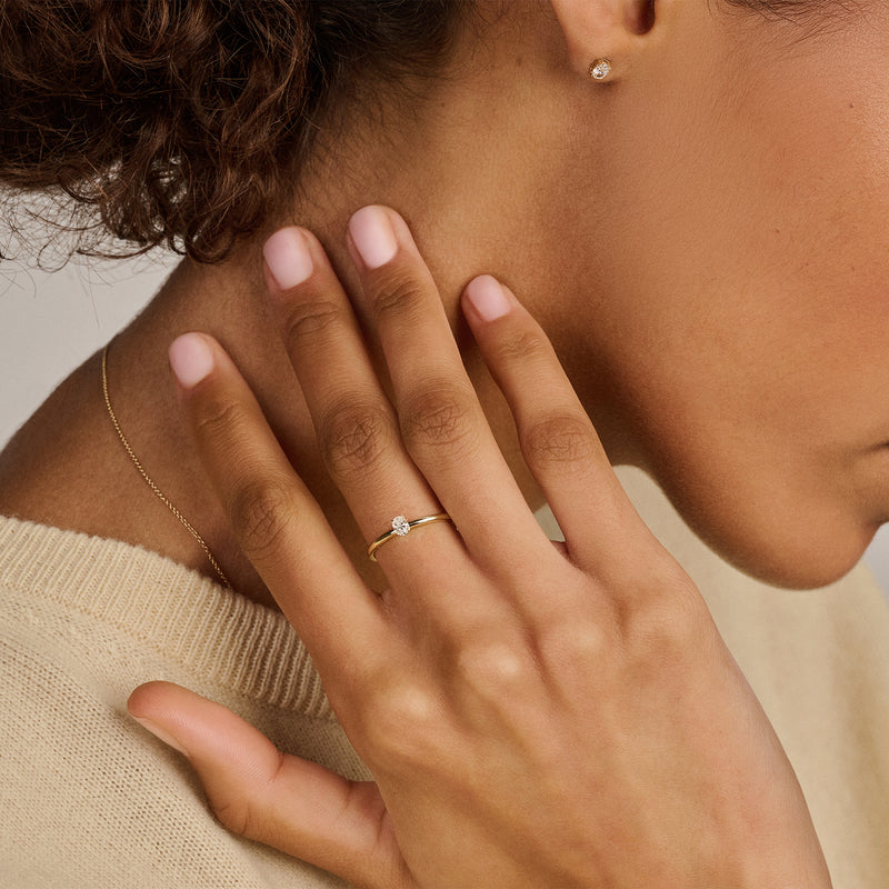 14k goud ring met solitaire lab diamant en slanke band, gerecycled goud.