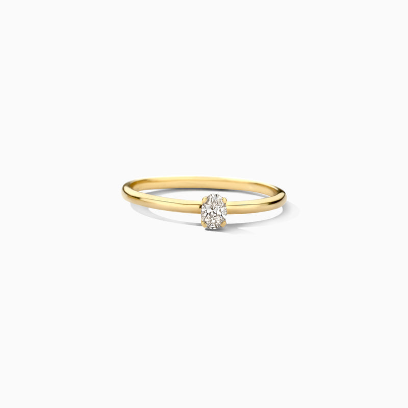 14k geelgouden solitair ring met ronde Lab Diamond, smalle band van gerecycled goud.