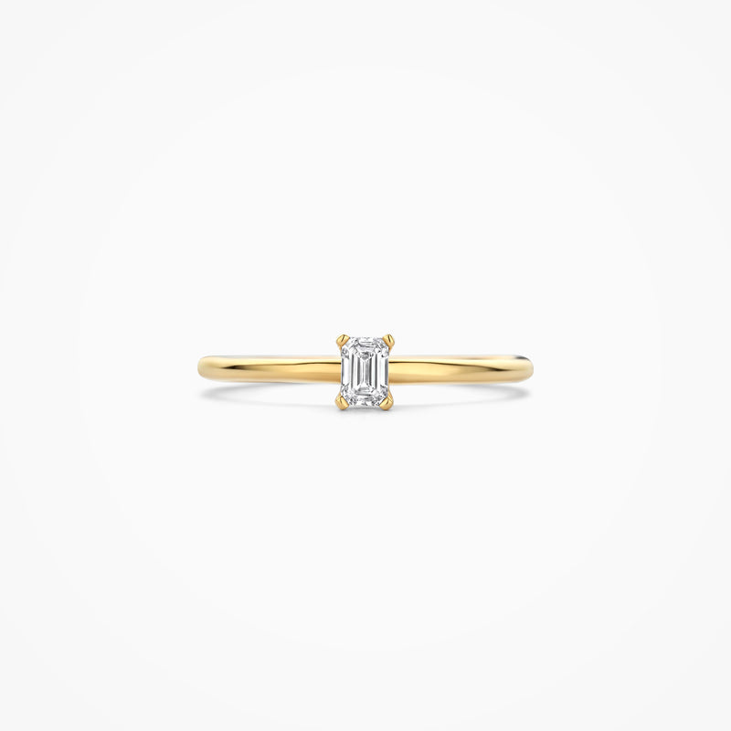 14k Goud solitair ring met kleine rechthoekige lab diamant en dunne band.