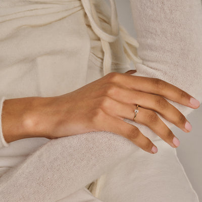14k wit goud aanschuifring met kleine lab diamond solitaire en gerecycled goud.