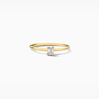 14k goud ring met rechthoekige Lab Diamond solitair en dunne band van gerecycled goud.