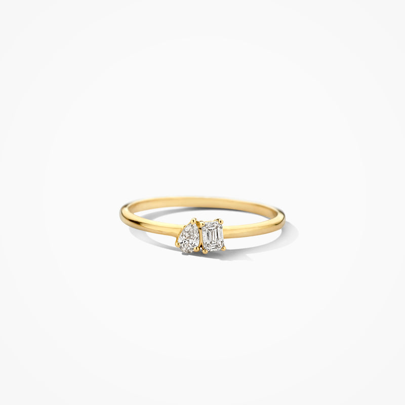 14k goud ring met twee lab diamonds in unieke vorm en gerecycled goud band.