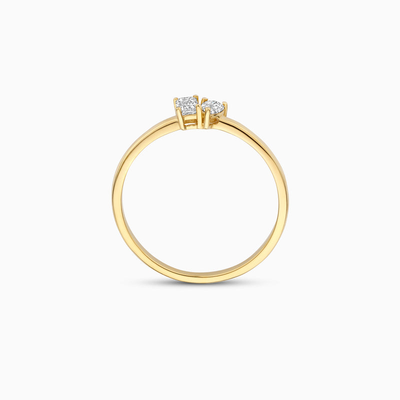 14k goud ring met twee kleine lab diamanten en dunne band.
