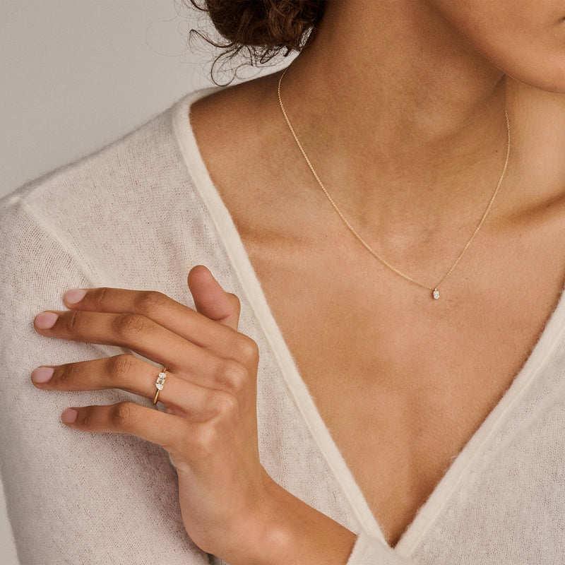 14k Goud ring met kleine fonkelende lab diamant op slanke band.