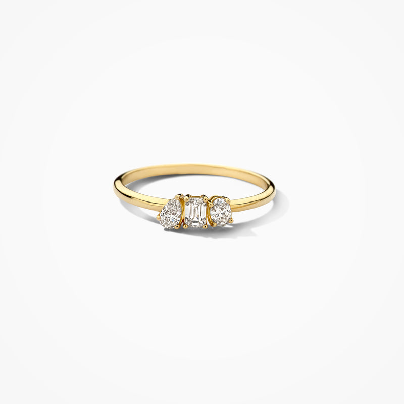 14k goud ring met drie lab diamanten en gerecycled goud band.