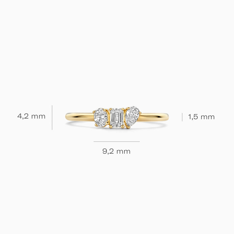 14k Goud ring met drie lab diamanten en fijne band van 1,5 mm breedte.