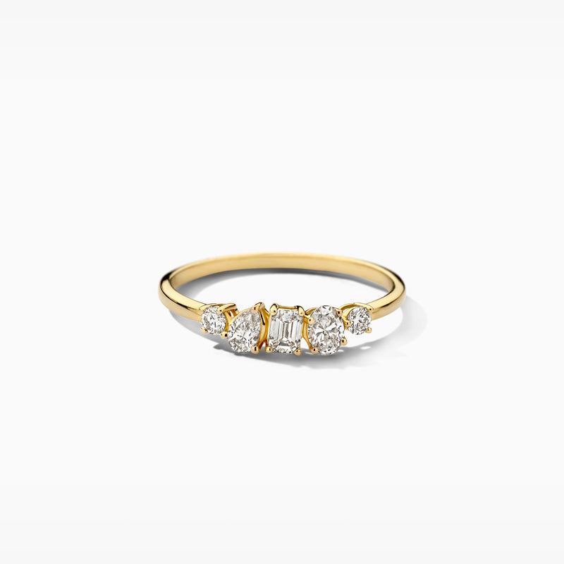 14k goud ring met vijf fonkelende lab diamanten in rij en gerecycled goud.