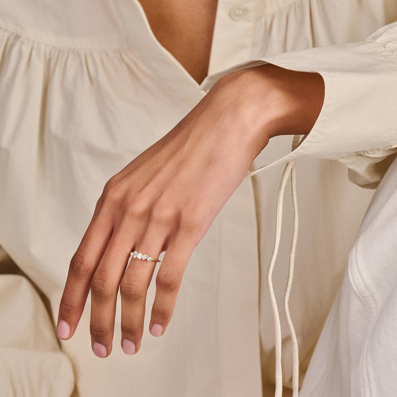 Ring met lab diamanten in 14k wit goud, gerecycled met fijne glans en rond geslepen stenen.