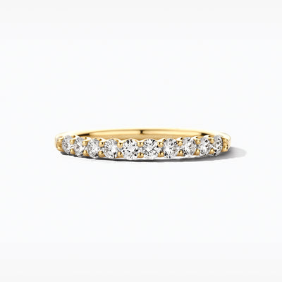 14k goud ring met reeks fonkelende lab diamanten in smalle band.