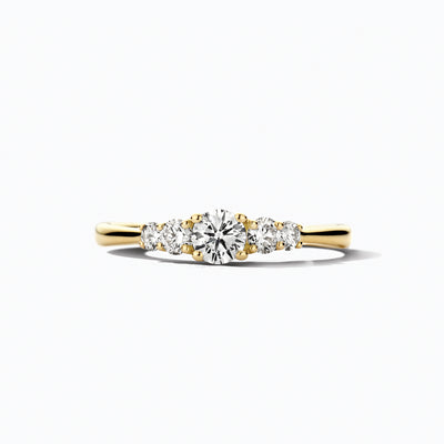 14k goud ring met centraal lab diamant en twee kleinere zijstenen.
