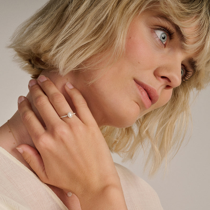 14k goud ring met lab diamanten, subtiel design gedragen aan de ringvinger.