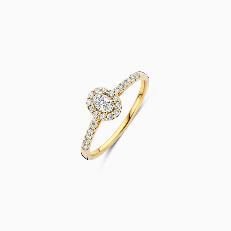 14k goud ring met ronde lab diamant en omliggende kleine diamanten.