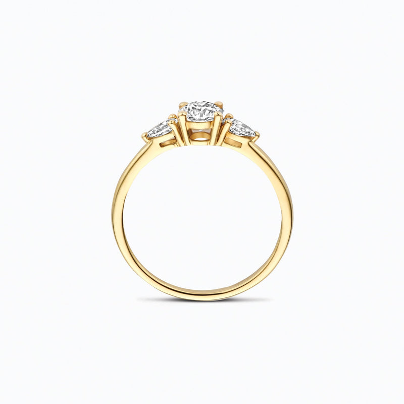 Bague en or jaune 14 carats, serti de diamants de laboratoire étincelants, gros plan.