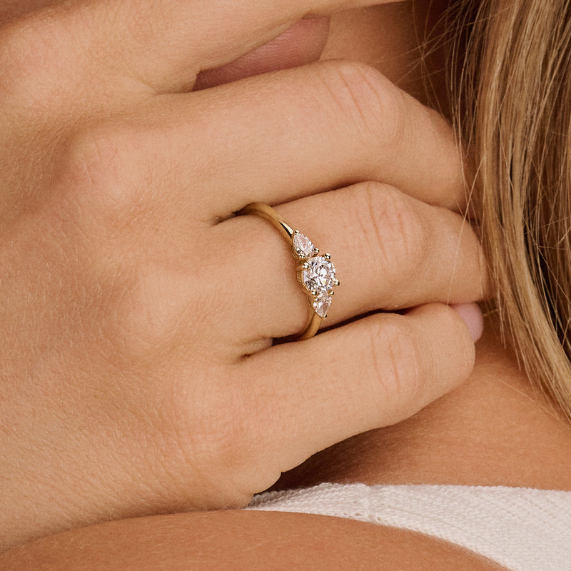 Bague en or jaune 14 carats, serti de diamants synthétiques en chaton, vue de face.