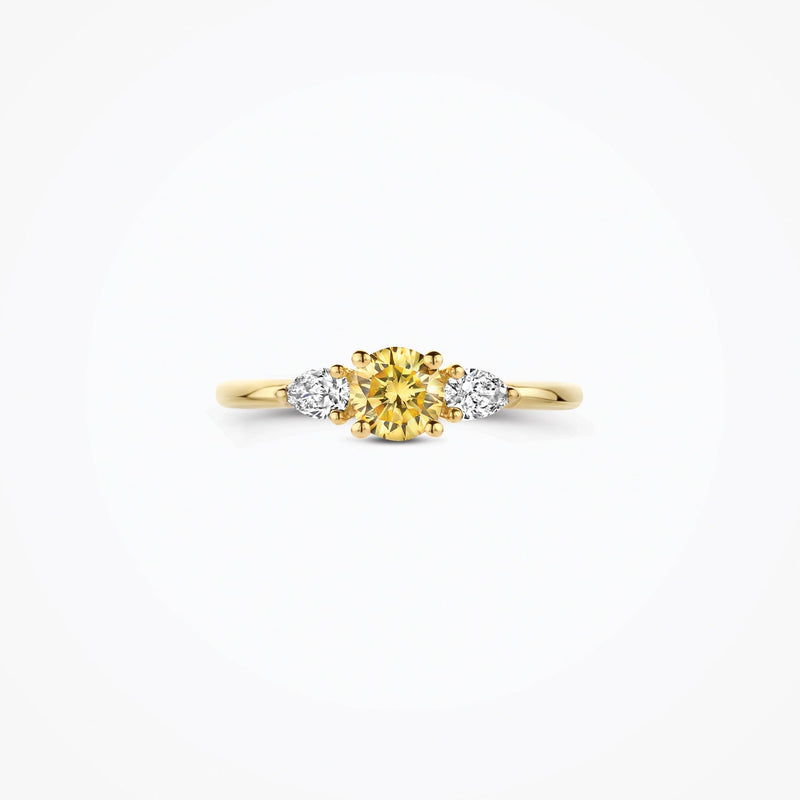 Or jaune 14 carats Bague avec Diamant de synthèse et un diamant jaune, gros plan.