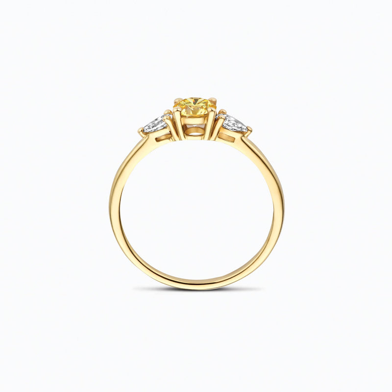 Bague en or jaune 14 carats Bague sertie d'un diamant synthétique étincelant et d'un diamant jaune, gros plan.