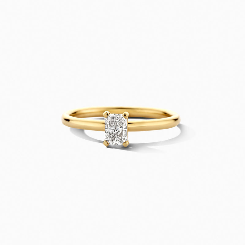 Bague en or jaune 14 carats avec Diamant de synthèse ovale, gros plan.