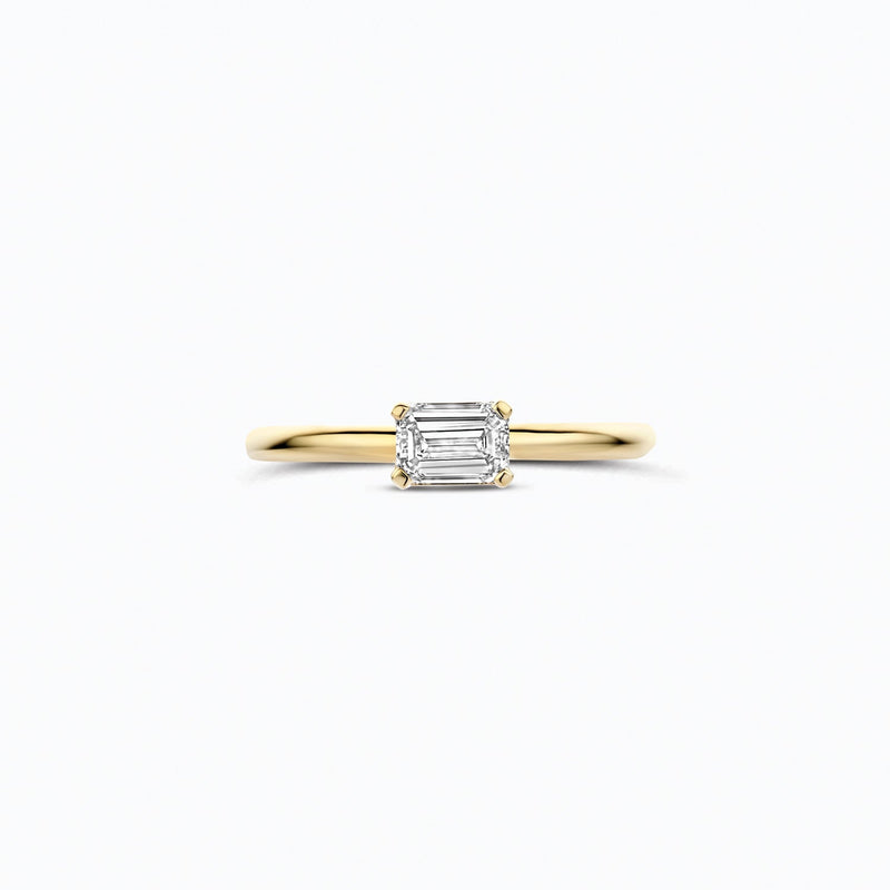 Bague en or jaune 14 carats Bague avec une pierre ovale Diamant de synthèse, portée au doigt.