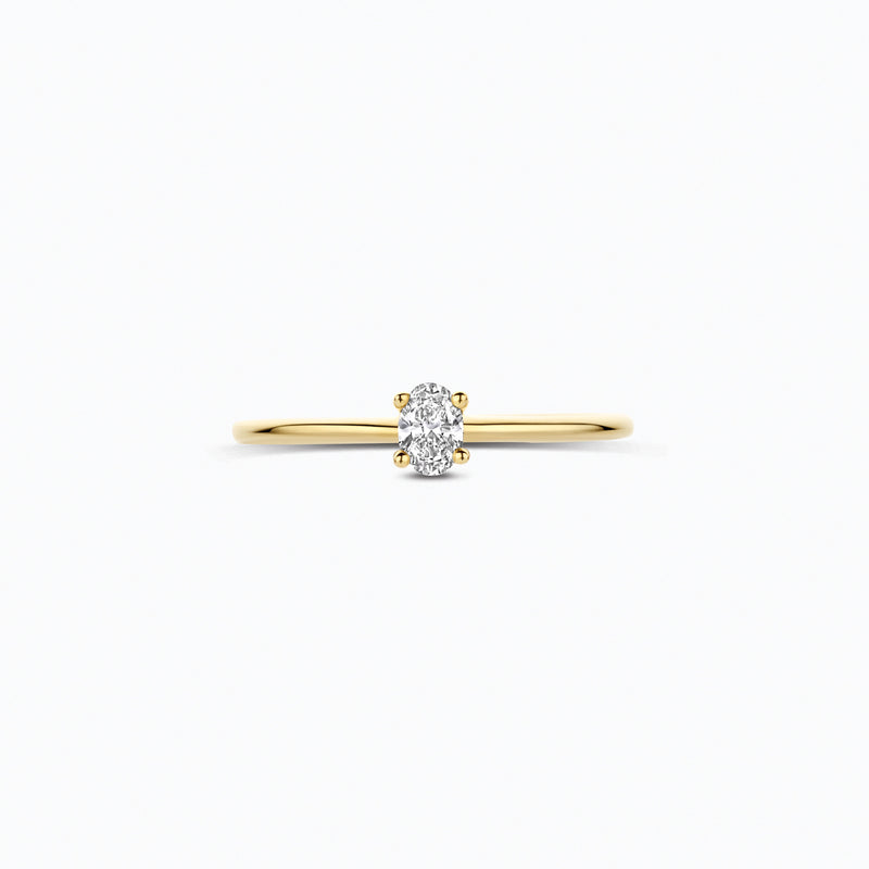 14ct yellow gold ring with a sparkling oval Lab Grown Diamond, close-up.