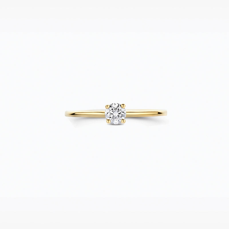 Bague en or jaune 14 carats avec une Diamant de synthèse ronde étincelante, gros plan.