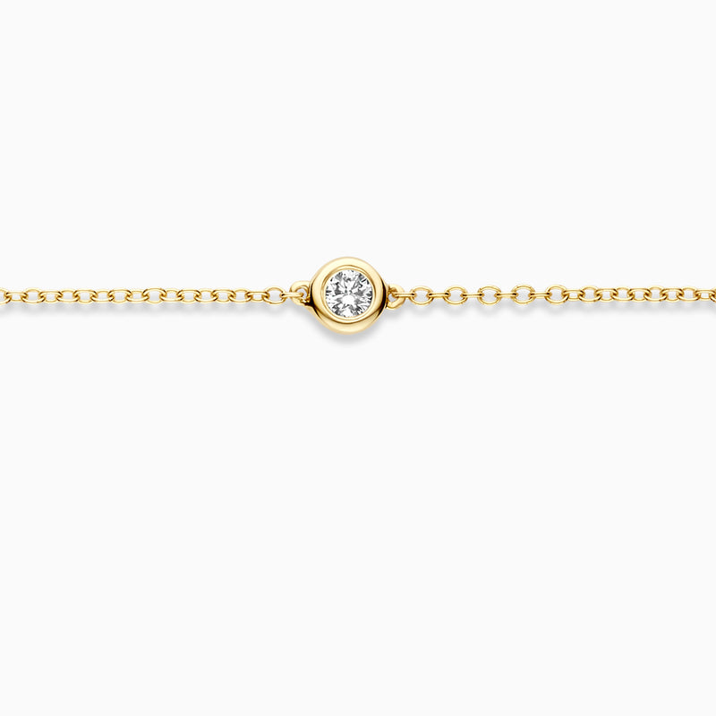 14k geelgouden armband met fijne schakels en centrale lab diamant in bewerkte zetting.