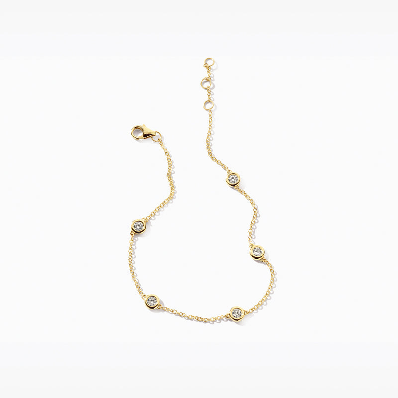 Armband van 14k geelgoud met fijne schakels en 5 ronde Lab Diamonds in gerecycled goud.