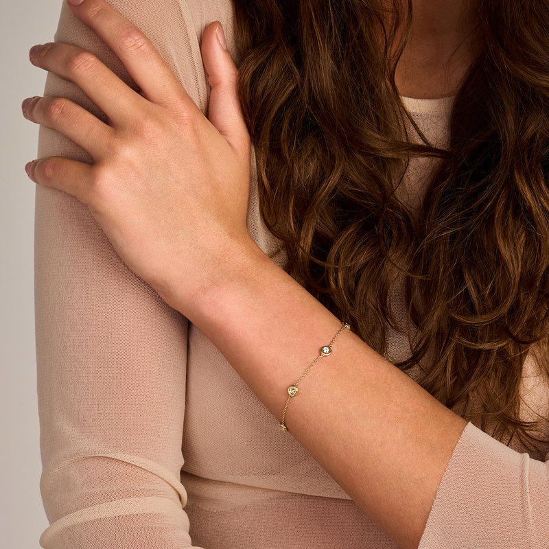 14k geelgouden armband met kleine lab diamanten en fijne schakels, gerecycled goud.