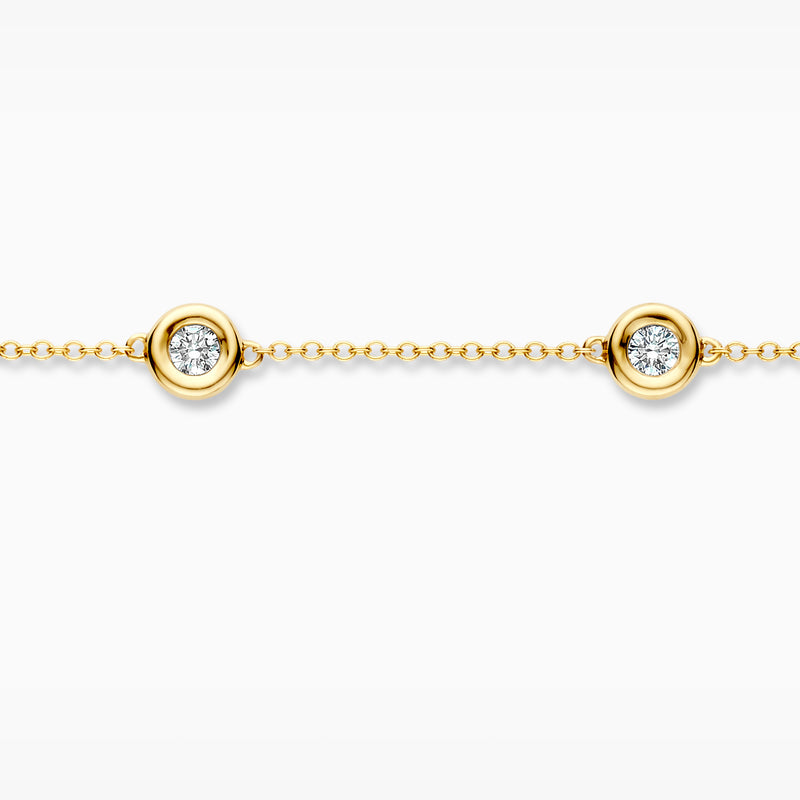 14k geelgouden armband met fijne schakels en twee briljant geslepen lab diamonds in zetting van gerecycled goud.