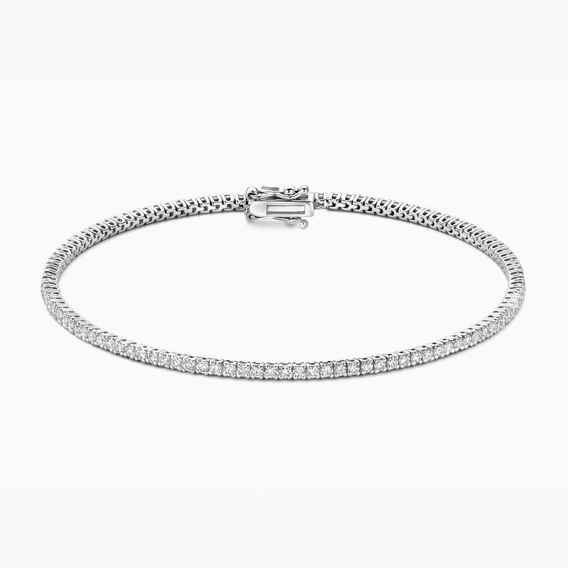 Lab grown diamanten tennisarmband van 14k witgoud met briljanten in rij en bakslot, close-up.