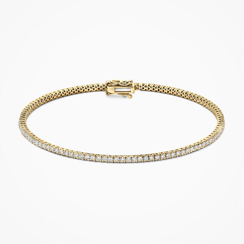Lab grown diamanten tennisarmband in 14k geelgoud met rij briljanten en bakslot, close-up.