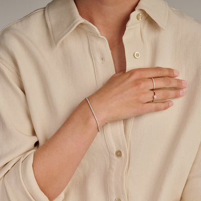 Delicate armband van 14k wit goud met kleine lab diamonds, minimalistisch design.