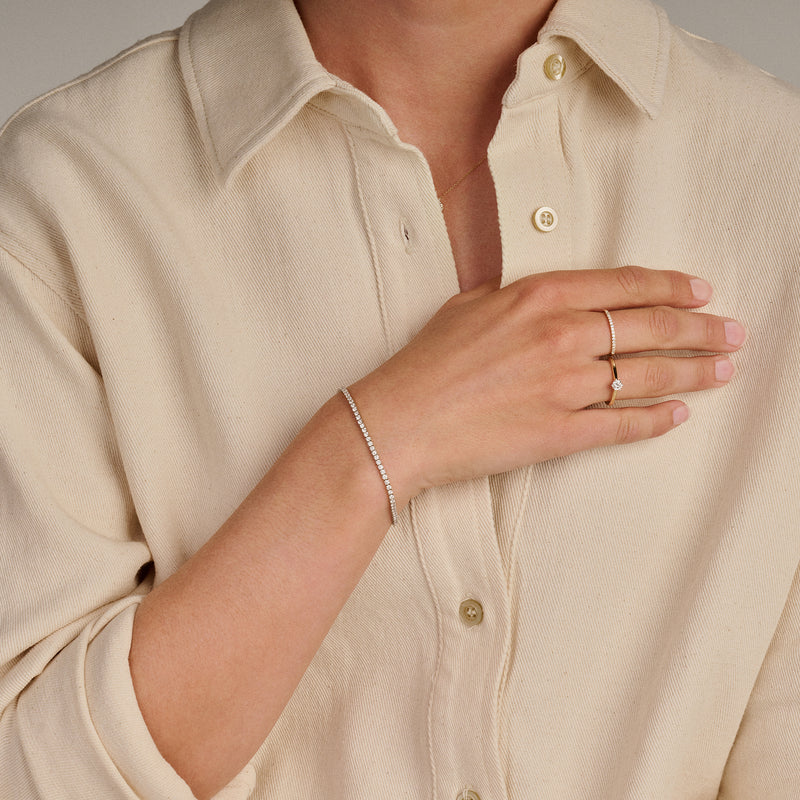 Delicate armband van 14k wit goud met kleine lab diamonds, minimalistisch design.