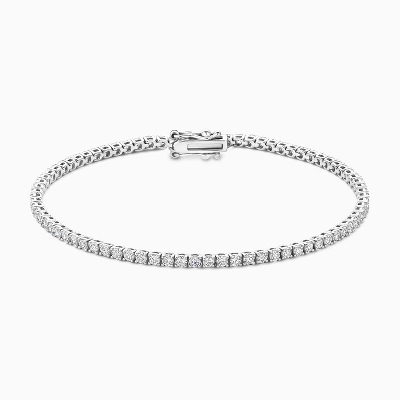 Lab grown diamanten tennisarmband in 14k witgoud met ronde briljanten en bakslot, close-up.