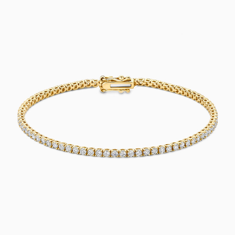 Lab grown diamanten tennisarmband van 14k geelgoud met fonkelende briljanten en bakslot, close-up.
