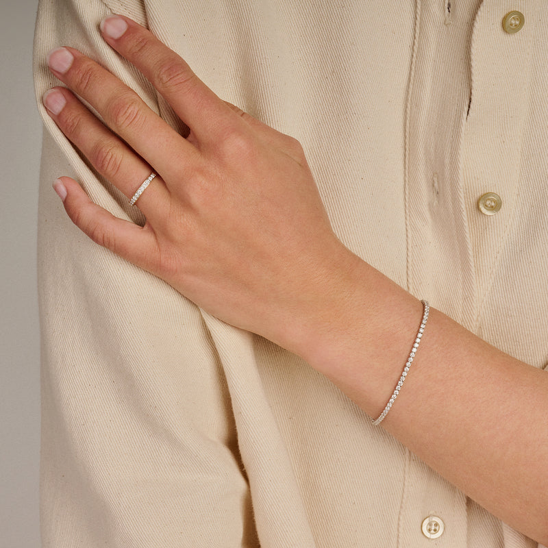 14k witgouden armband met lab diamanten en gerecycled goud, minimalistisch design.