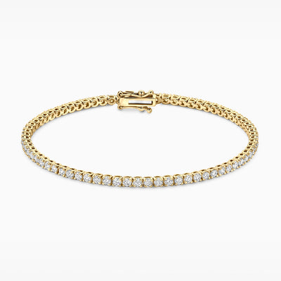 Lab grown diamanten tennisarmband van 14k geelgoud met briljanten in rij en bakslot, close-up.