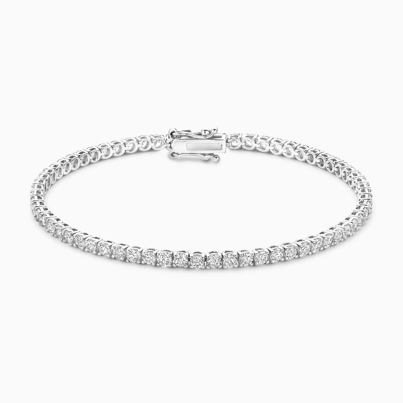 Lab grown diamanten tennisarmband in 14k witgoud met ronde briljanten in rij, close-up.