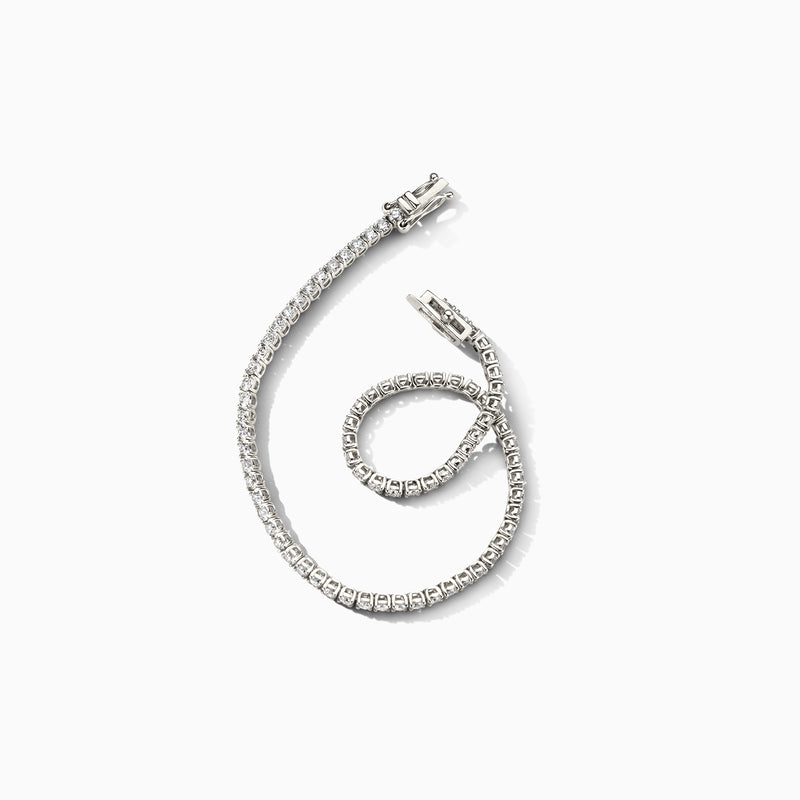 Armband van 14k wit goud met glinsterende labdiamanten en gerecycled gouddesign.