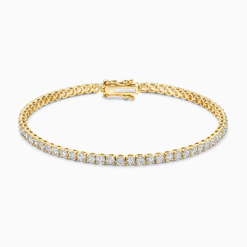 Lab grown diamanten tennisarmband van 14k geelgoud met ronde briljanten in rij, close-up.