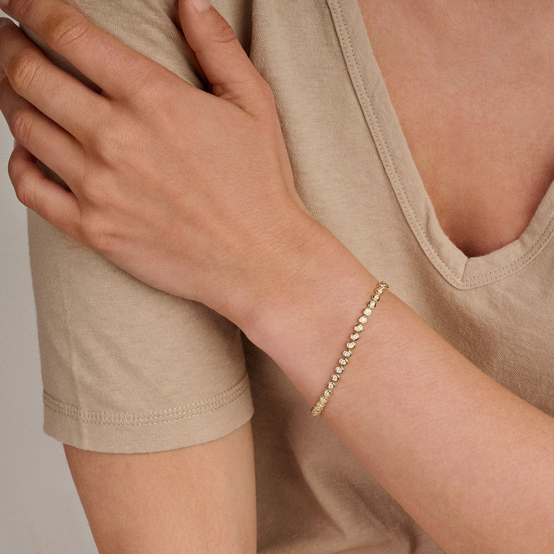 14k geelgouden armband met kleine lab diamanten en gerecycled goud.