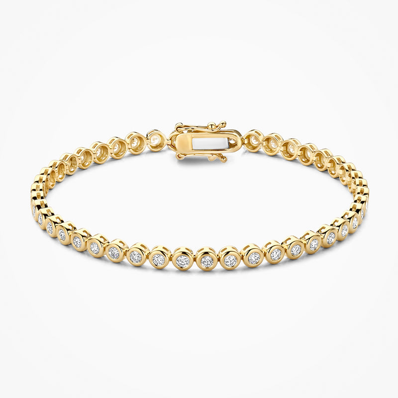 Tennisarmband met lab grown diamanten in 14k geelgoud, ronde briljanten in klassieke zetting, close-up.