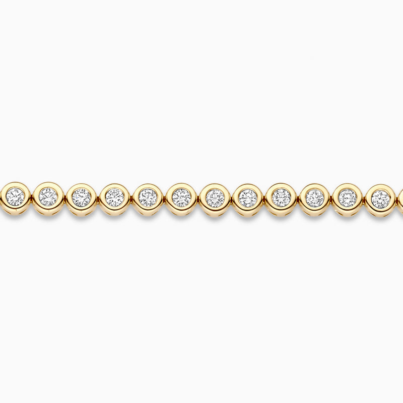 Rij briljant geslepen lab grown diamanten in 14k geelgouden tennisarmband, zijaanzicht.