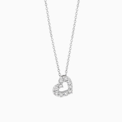 14k wit goud collier met hartvormige hanger bezet met fonkelende lab diamonds.